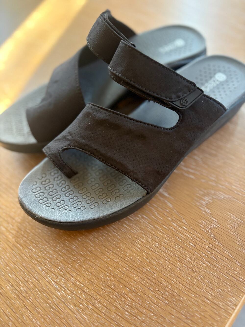 Bzees Carry On Womens Toe Loop Slide Sandals Black Size 9M Washable Comfort